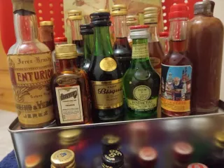 Caja de chapa con miniaturas de licor