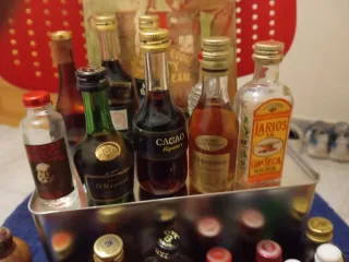 Caja de chapa con miniaturas de licor