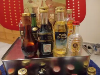 Caja de chapa con miniaturas de licor