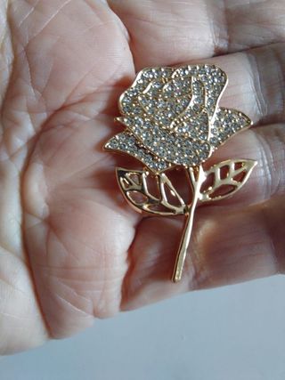 Broche Rosa dorada con Brillantes plateados joyas