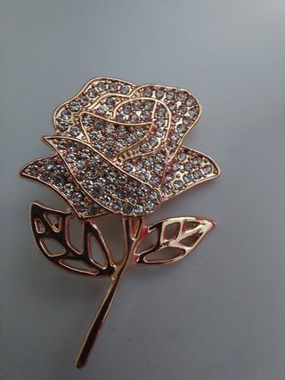 Broche Rosa dorada con Brillantes plateados joyas
