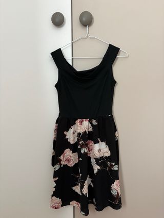 Vestido negro con flores rosas