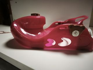 Trineo para Nenuco. Rosa-purpurina con Oso