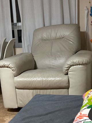 Mesa, 4 sillas y sillón