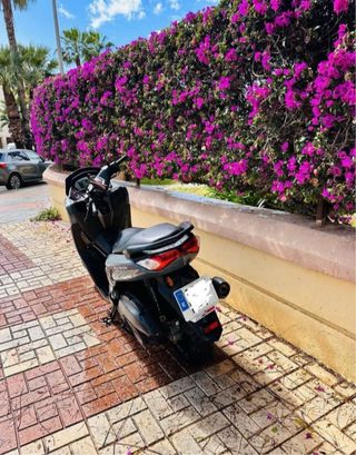 Yamaha NMAX Gris - Scooter Automática