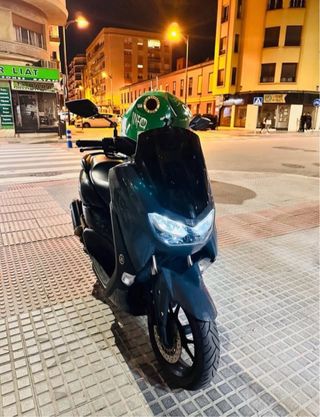 Yamaha NMAX Gris - Scooter Automática