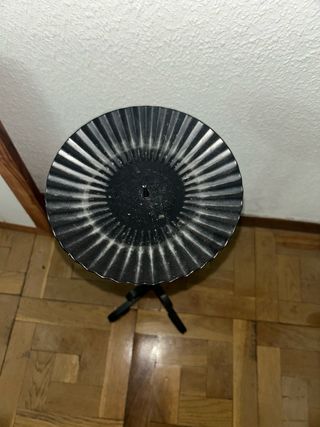 Candelabro de hierro forjado con vela.