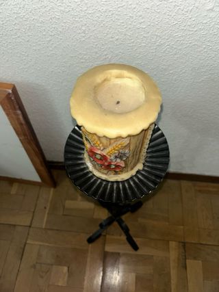 Candelabro de hierro forjado con vela.