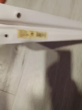 Escuadras metálicas blancas para estantería