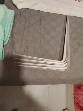 Escuadras metálicas blancas para estantería