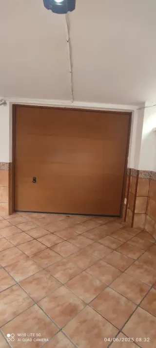 Puerta de garaje metálica marrón como nueva,
