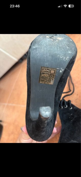 Zapatos de tacón negros con cordones