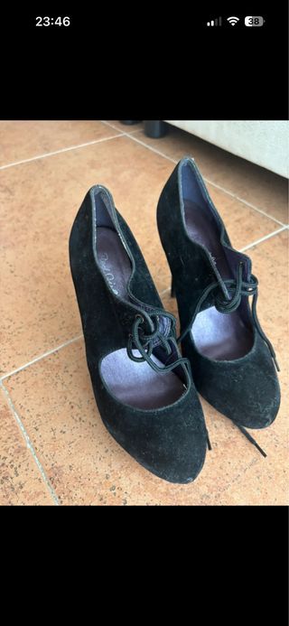 Zapatos de tacón negros con cordones