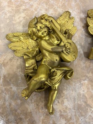 Ángeles decorativos dorados