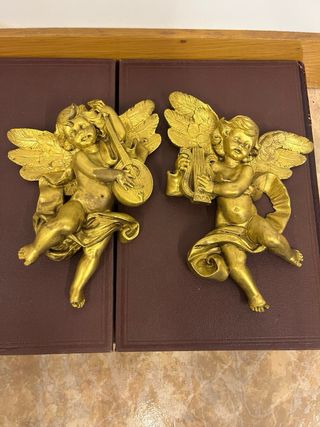 Ángeles decorativos dorados