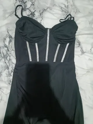 Vestido negro SHEIN con detalles plateados