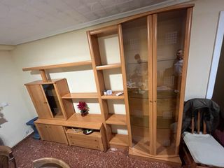 Mueble de salón madera con vitrina