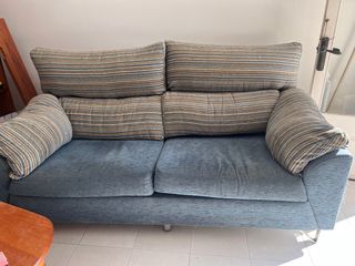 Sofá de 2 plazas azul.
