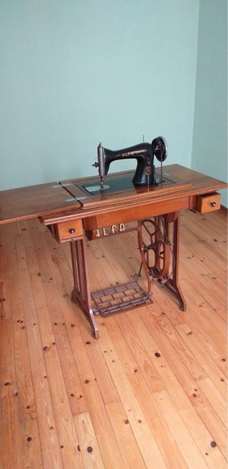 Máquina de coser Alfa antigua