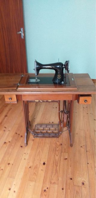 Máquina de coser Alfa antigua