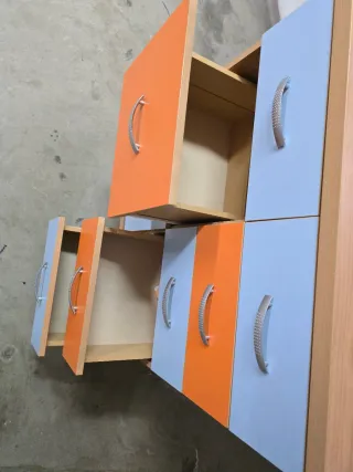 Cómoda cajonera de madera con ruedas