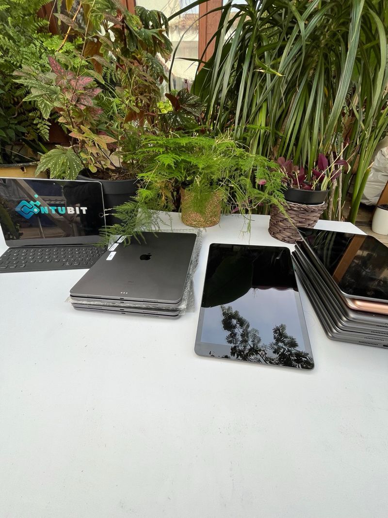 Apple iPad 8th - Muy Buen Estado - Gris Espacial