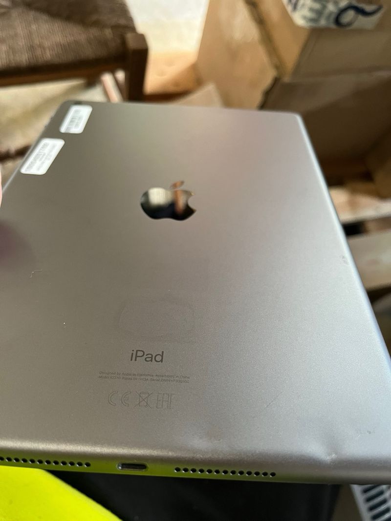 Apple iPad 8th - Muy Buen Estado - Gris Espacial afbeelding 3