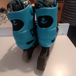 Patines en línea negros y turquesa