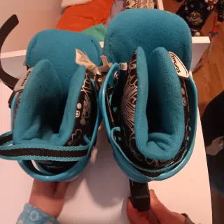 Patines en línea negros y turquesa