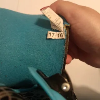 Patines en línea negros y turquesa