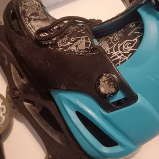 Patines en línea negros y turquesa