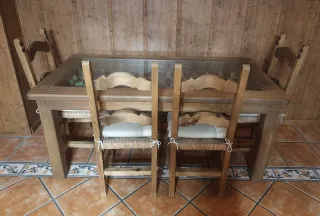 Mesa de comedor mexicana de madera y cristal