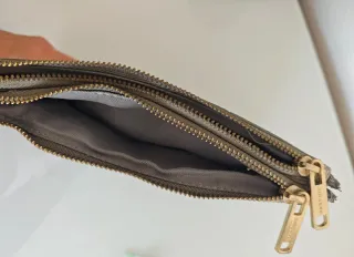 Bolso de mano dorado y plateado
