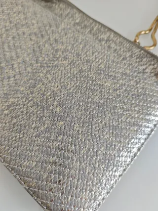 Bolso de mano dorado y plateado