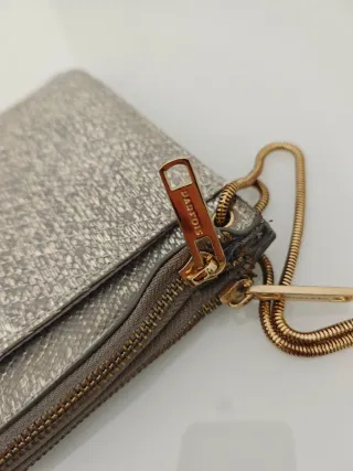 Bolso de mano dorado y plateado