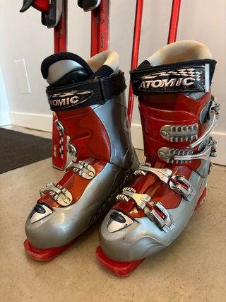 Conjunto Atomic: Esquís, Botas y Bastones