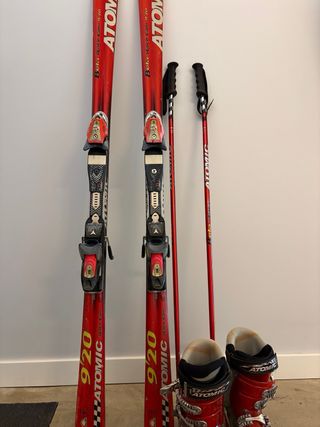 Conjunto Atomic: Esquís, Botas y Bastones