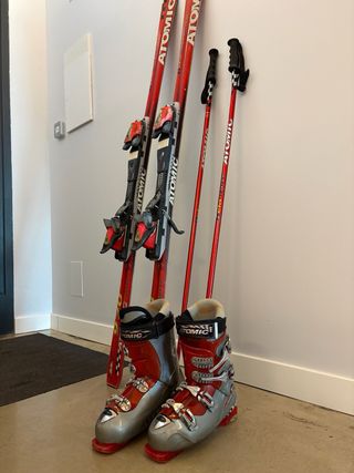 Conjunto Atomic: Esquís, Botas y Bastones