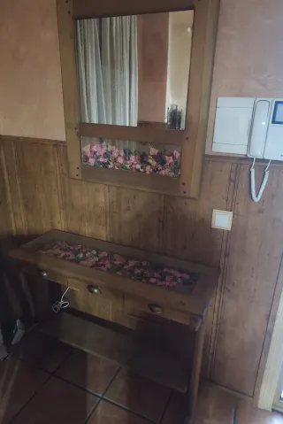 Consola de madera con espejo