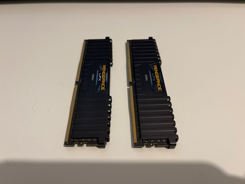 Memoria RAM Corsair Vengeance LPX DDR4 2 x 8GB