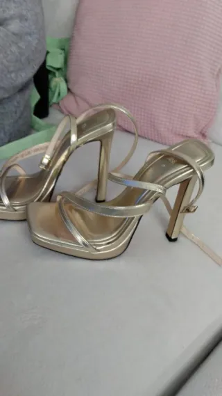 Sandalias doradas tacón alto talla 35