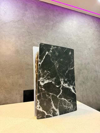 Console PS5 nera e multicolore