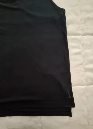 Camiseta deportiva Nike negra