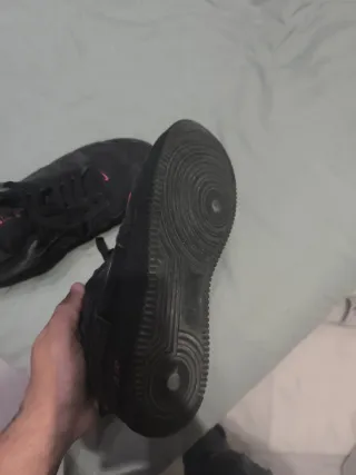 Nike Air Force 1 Negras con detalles Rojos