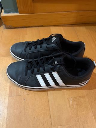 Zapatillas Adidas Negras y Blancas