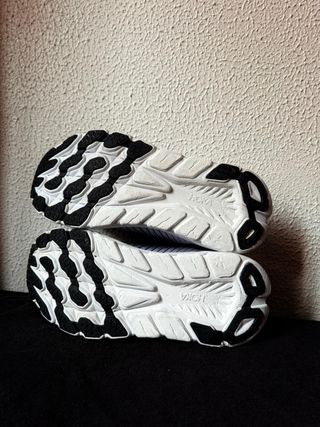 Zapatillas Hoka Running Negras y Blancas