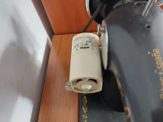 Máquina de coser Alfa antigua