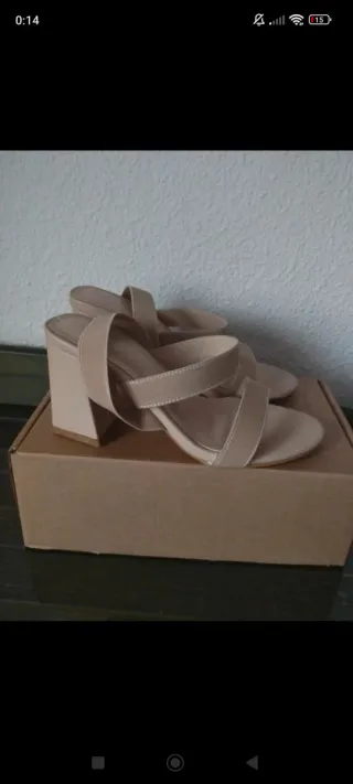 Sandalias de tacón beige