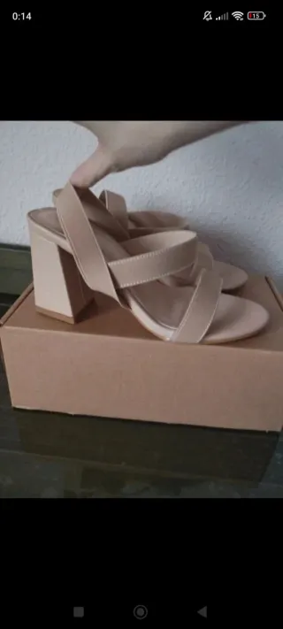 Sandalias de tacón beige