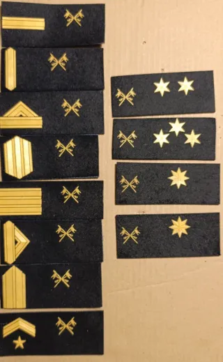 Divisas y galones militares